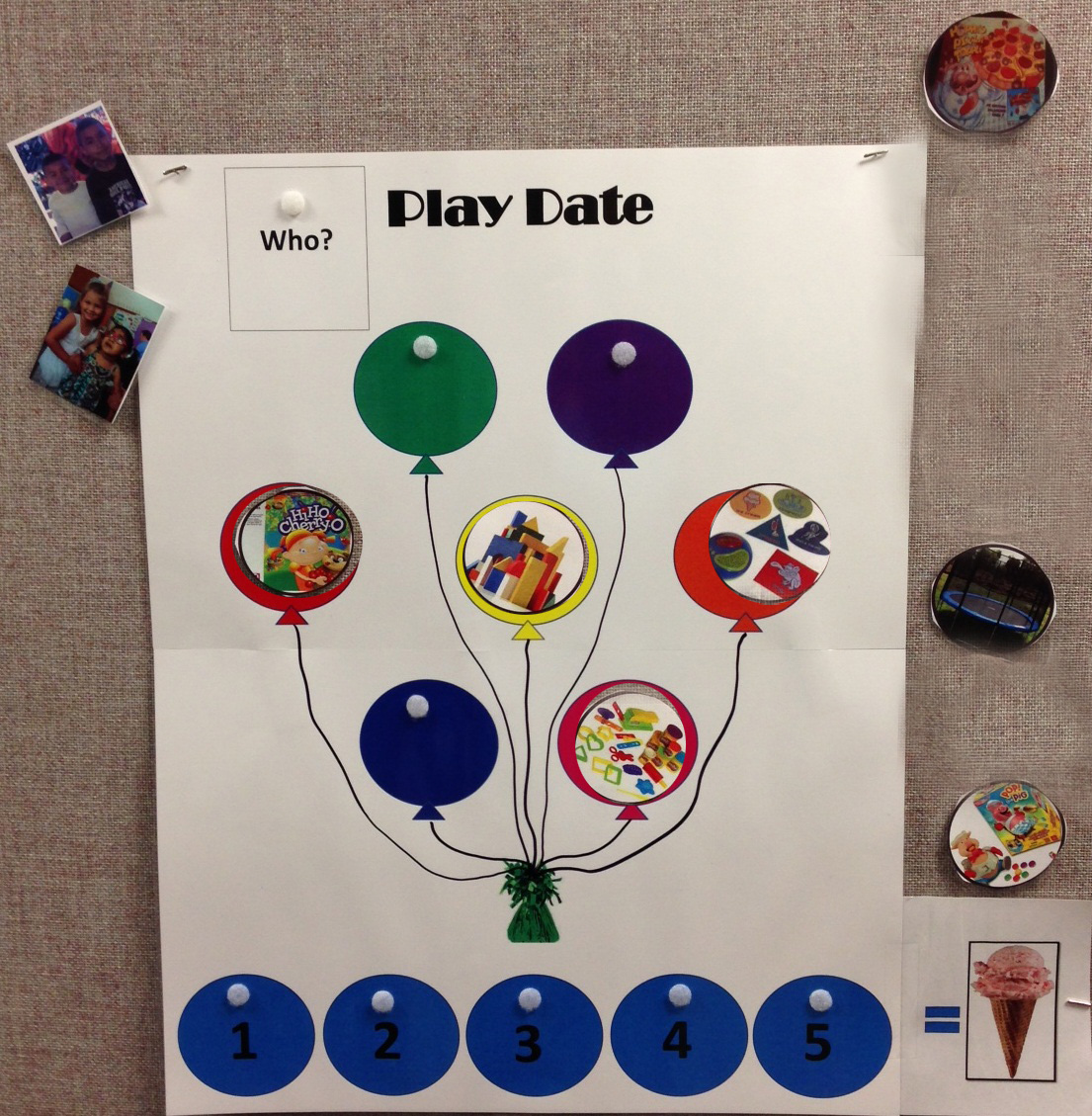 cartel de la fecha del juego visual con globos en el centro. En cada globo es una imagen de una actividad de la fecha del juego , tales como bloques. Las imágenes se con velcro en cada globo . A lo largo de la parte inferior son círculos numerados del 1 al 5 .