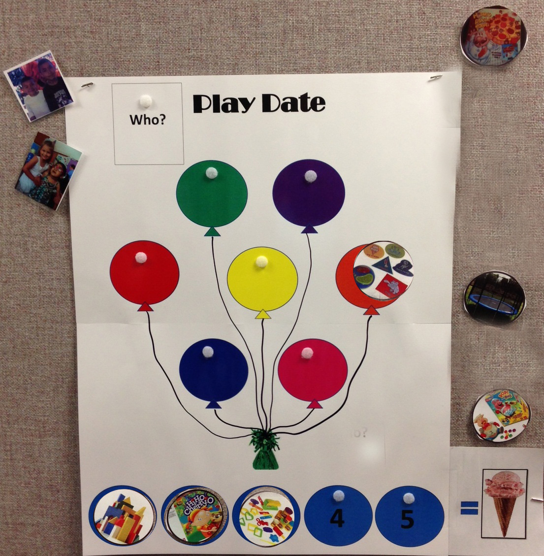 Cartel Playdate con los globos en el centro. Algunas de las fotos de la actividad en los globos se han movido a la parte inferior 5 círculos como un horario visual de lo que se jugarán actividades .